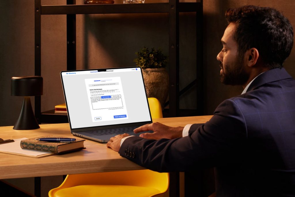 Person erstellt eine Bewerbung online mit 12bewerbung.de