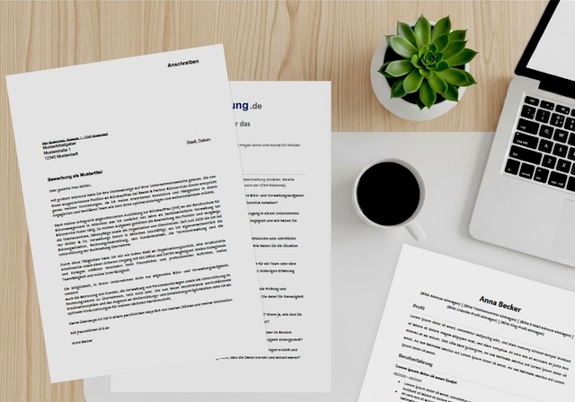 Selbst ein Bewerbungsschreiben erstellen ist mit vielen Herausforderungen verbunden. Das Bild zeigt ein optimiertes Bewerbungsschreiben auf einem Tisch.