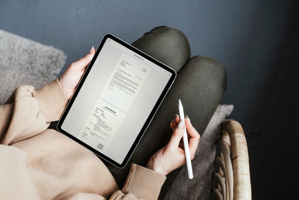 Bewerbungsschreiben und Lebenslauf, erstellt mit KI von 12bewerbung