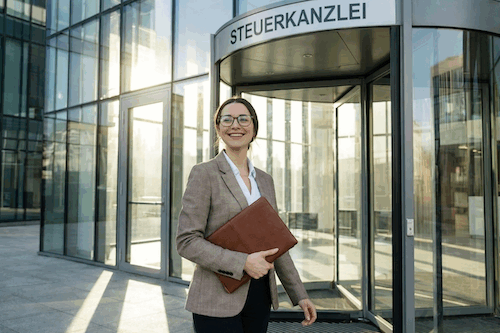 Frau hat den Job als Steuerfachangestellte dank optimierter Bewerbungsunterlagen