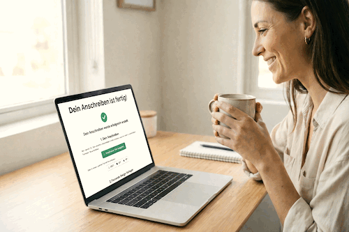 Frau mit Kaffee freut sich weil ihre Bewerbung in Minuten für sie erstellt worden ist und sieht die Download-Seite von 12Bewerbung