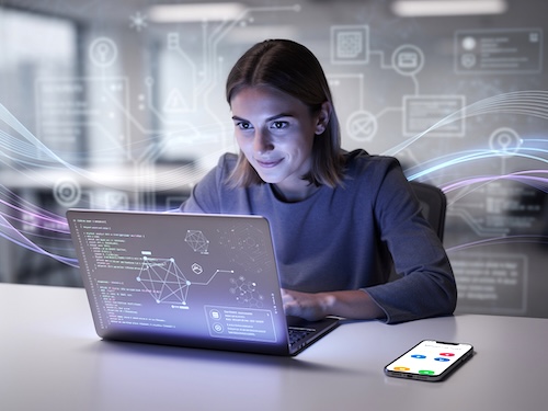 Eine weibliche Person arbeitet konzentriert am Laptop, der Code und Netzwerkdiagramme zeigt. Im Hintergrund sind schematische IT-Systeme mit leichtem Leuchten zu sehen. Themen, die im IT-Support eine Rolle spielen.